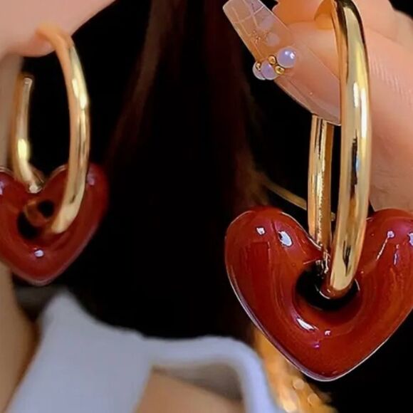 ♥️ NEW Elegant Red Heart Gold Hoop Earrings ♥️ - Picture 4 of 7